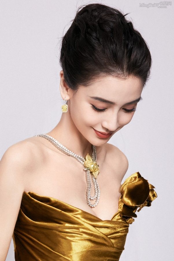 Angelababy身着一条低胸修身华丽礼服挤沟(5/16)