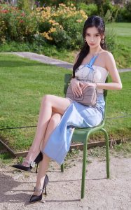 Angelababy杨天宝身穿中式蓝鸟美裙坐姿抬起玉腿