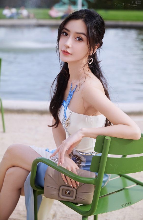 Angelababy杨天宝身穿中式蓝鸟美裙坐姿抬起玉腿（第2张/共6张）