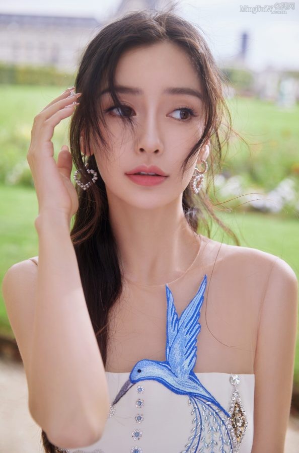 Angelababy杨天宝身穿中式蓝鸟美裙坐姿抬起玉腿(3/6)