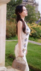 Angelababy杨天宝身穿中式蓝鸟美裙坐姿抬起玉腿