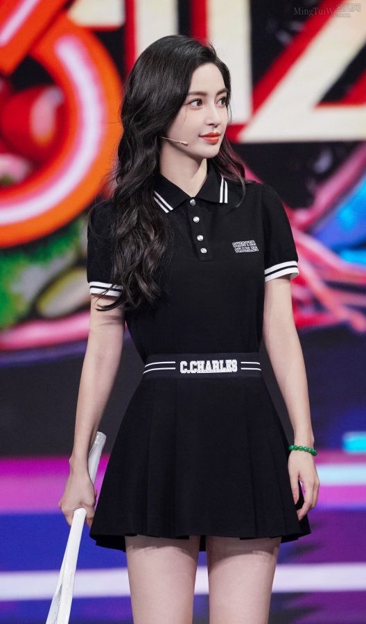 《听说很好吃》angelababy杨颖穿网球裙秀白皙大长腿(3/5)