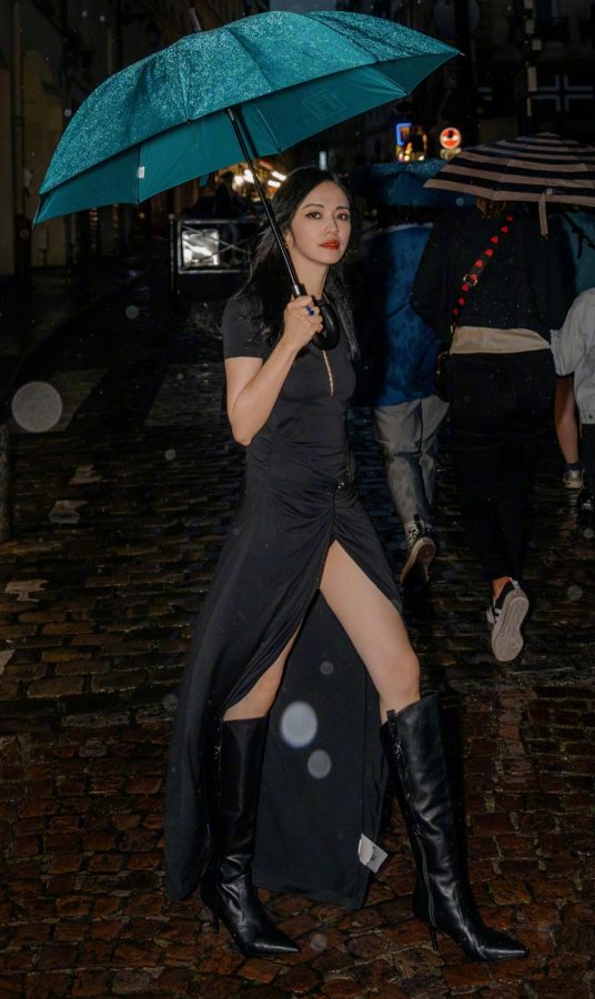 姚晨街头撑伞美照，美腿穿细跟长靴酷飒性感(3/4)