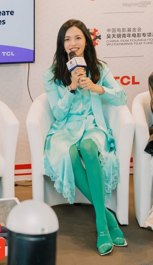 姚晨腿上穿了极为罕见的绿色丝袜配透明带凉高跟(5/10)