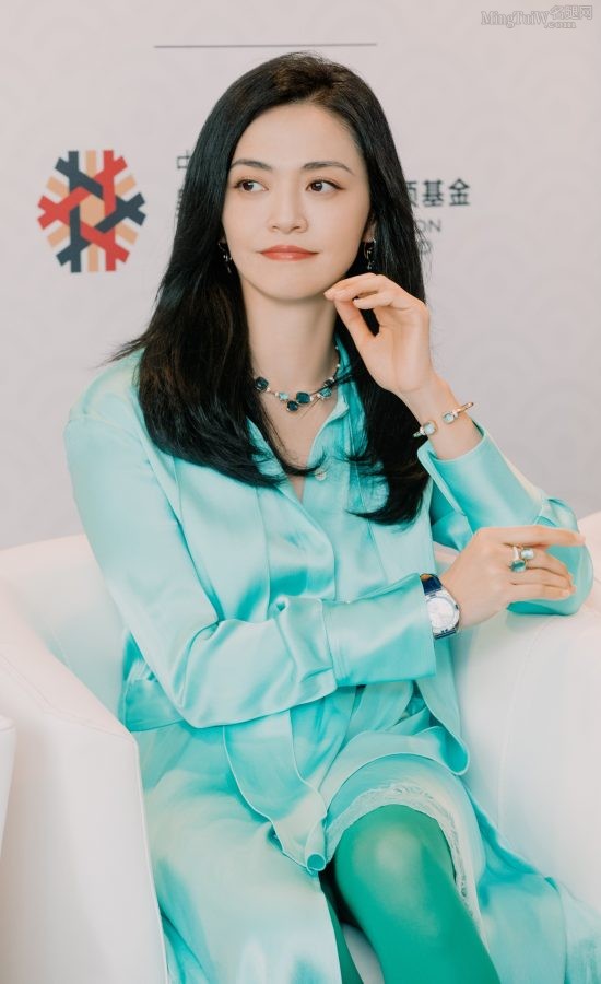 姚晨腿上穿了极为罕见的绿色丝袜配透明带凉高跟(8/10)