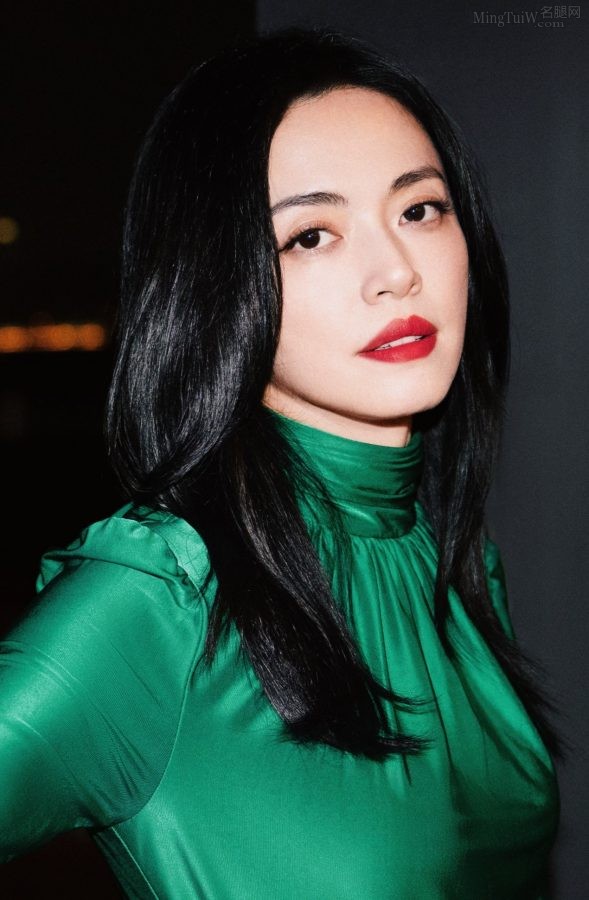 Yao Chen is charming with red plump lips, slit skirt and pointed high heels, and her beautiful legs are partially exposed(3/3)