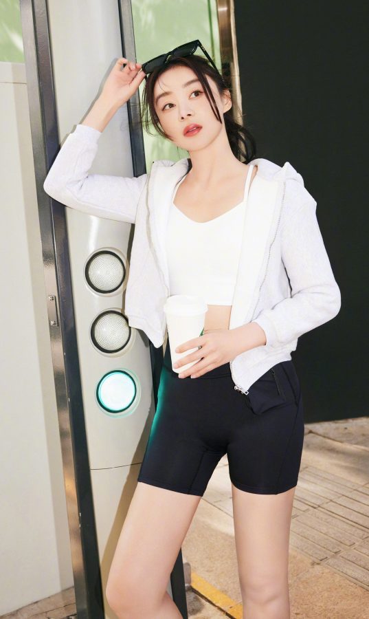 袁姗姗穿紧身运动短裤大秀修长玉腿和翘臀(1/9)