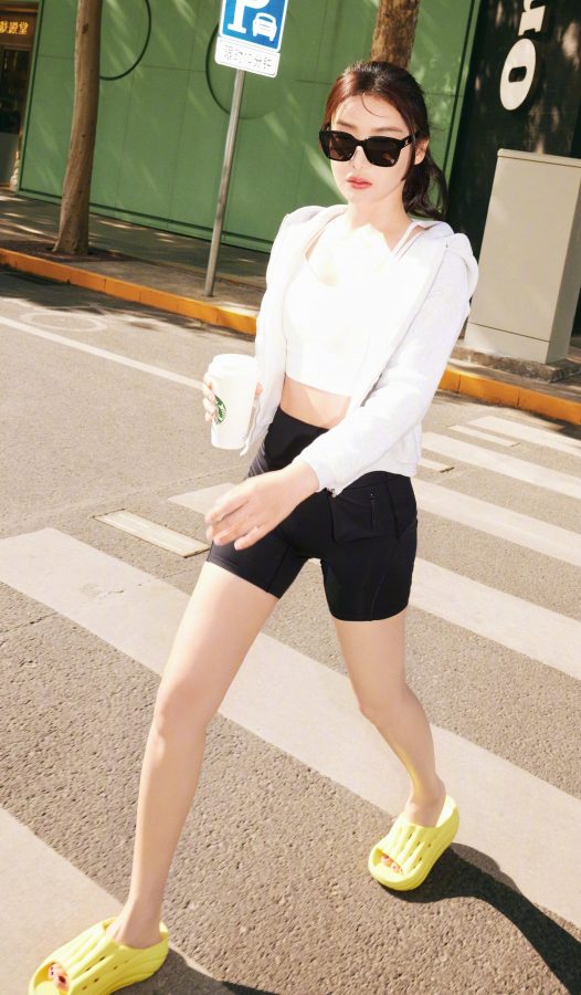 袁姗姗穿紧身运动短裤大秀修长玉腿和翘臀(8/9)