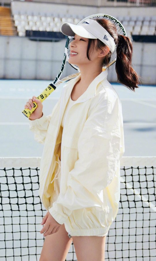 袁姗姗在网球场上穿清爽运动套装展露白皙大腿（第3张/共4张）