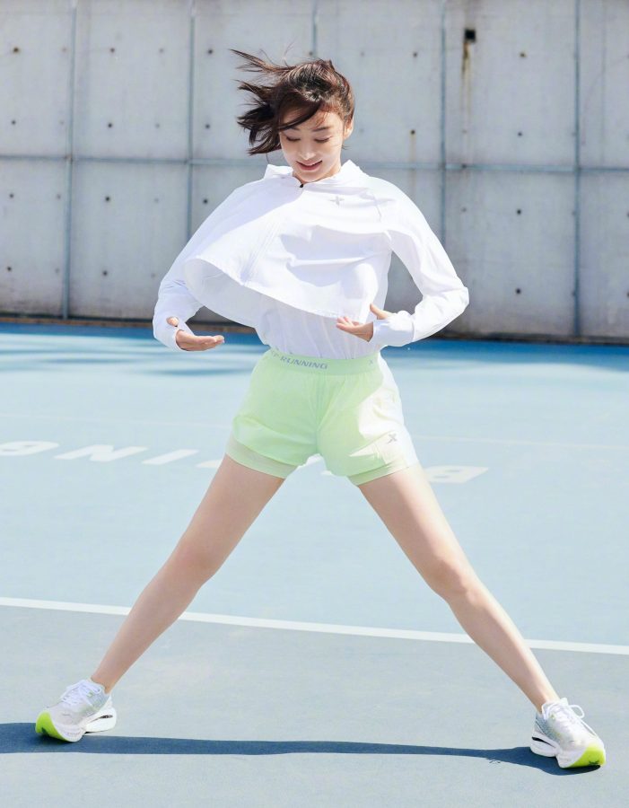 袁姗姗在网球场上穿清爽运动套装展露白皙大腿（第4张/共4张）