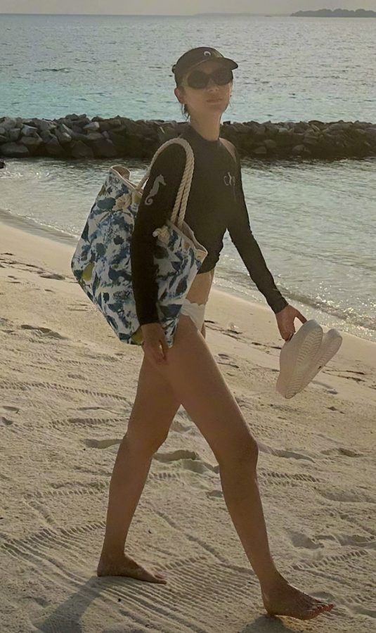 袁姗姗穿白色泳衣海边度假(2/3)