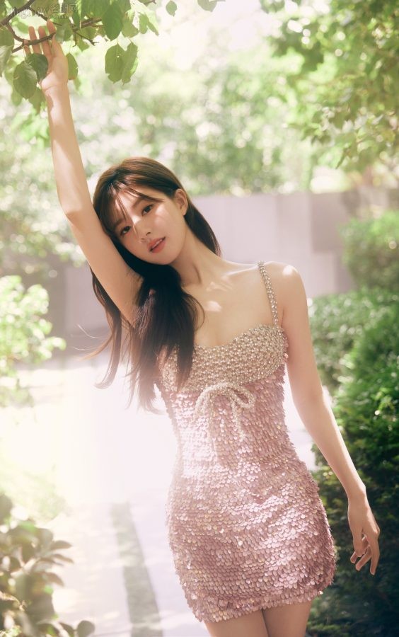 赵露思身穿低胸超短裙美腿细长(3/10)
