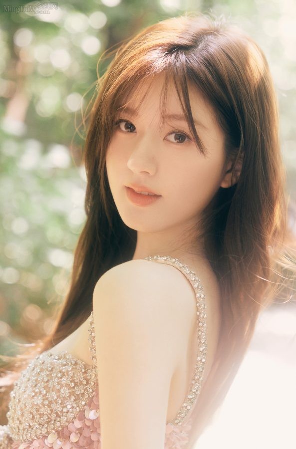 赵露思身穿低胸超短裙美腿细长(5/10)