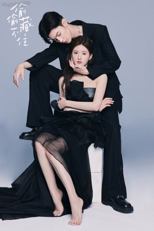 Zhao Lusi shows off her fair feet in a photo shoot wearing a black dress(1/9)