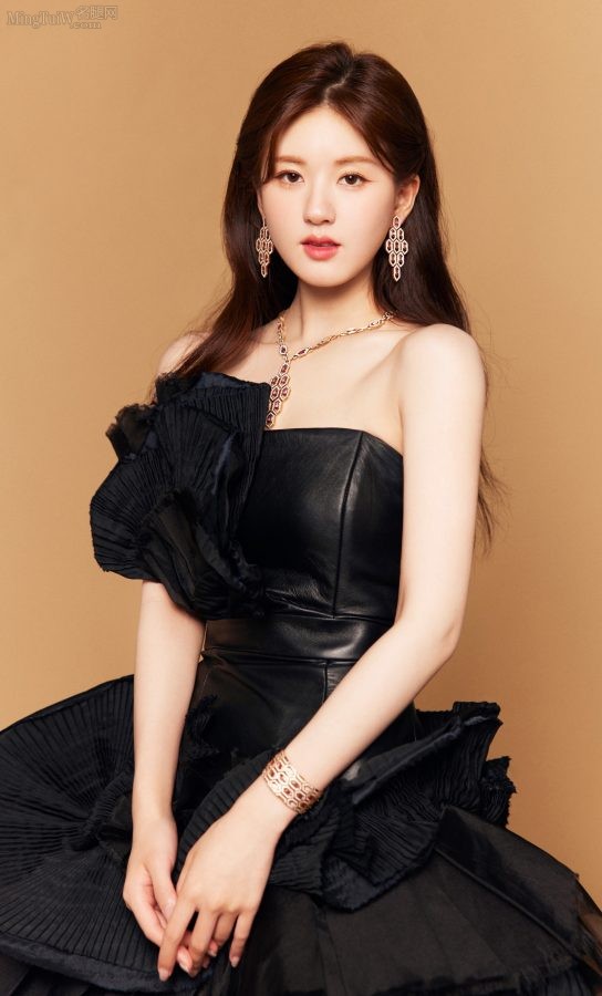 Zhao Lusi shows off her fair feet in a photo shoot wearing a black dress(6/9)