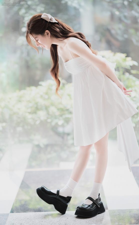 小仙女赵露思穿白裙露玉腿气质清纯甜美(4/10)