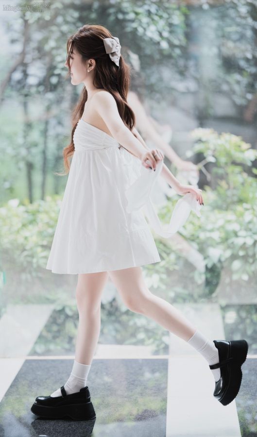小仙女赵露思穿白裙露玉腿气质清纯甜美(5/10)