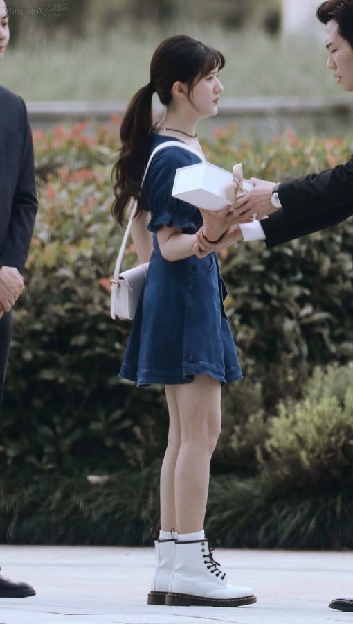 赵露思蓝裙下白嫩的少女腿(3/8)