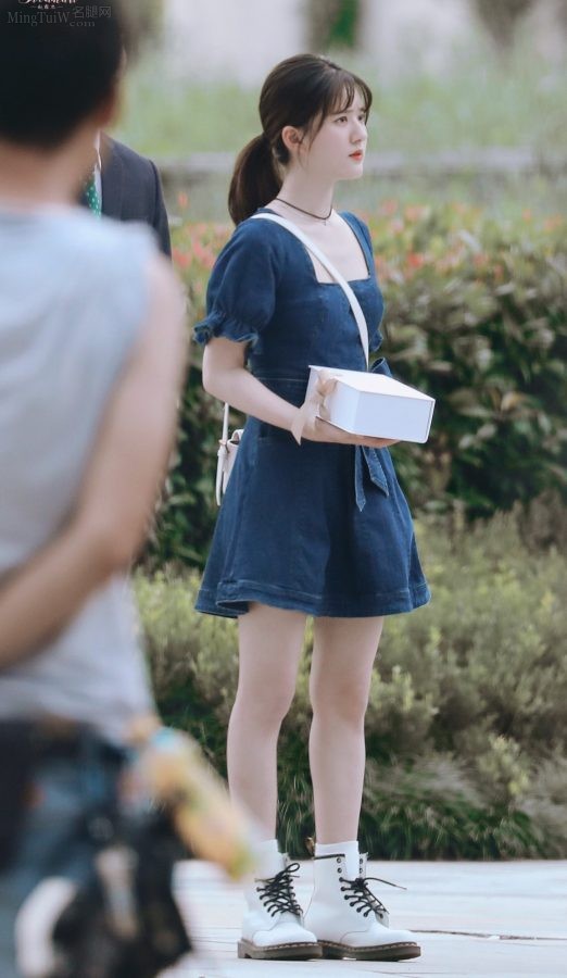 赵露思蓝裙下白嫩的少女腿(4/8)