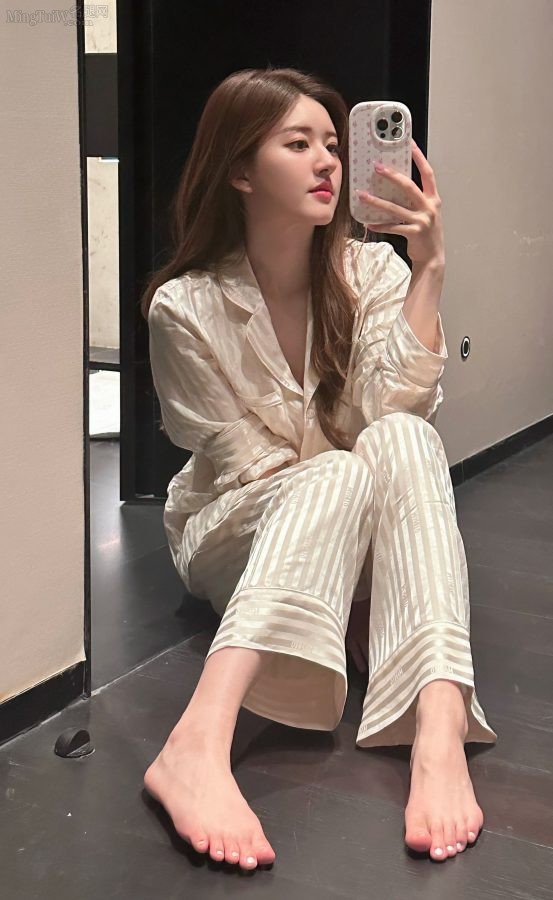 赵露思坐在镜子前自拍自己的美足(1/1)