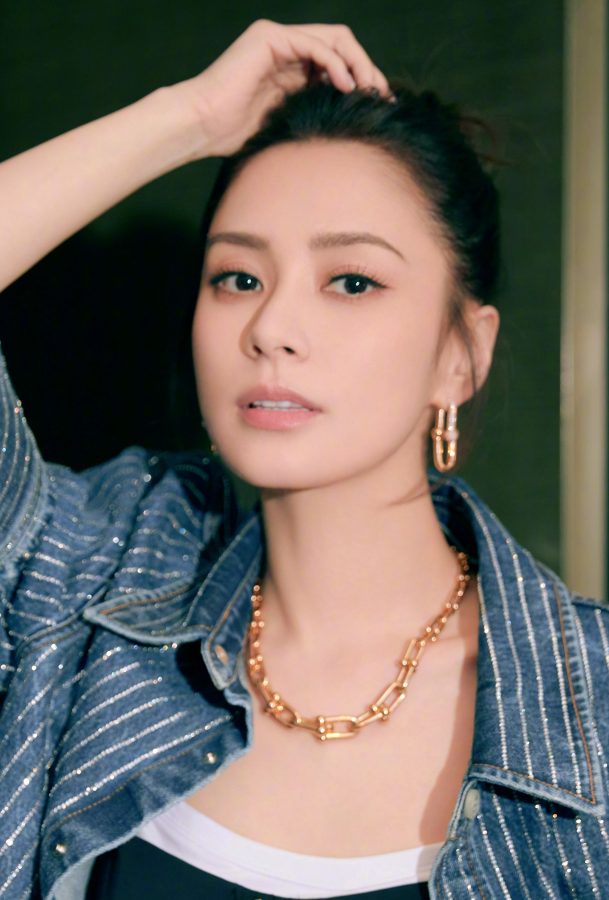 Gillian Chung shows off her thighs in blue denim shorts and high-heeled leather boots(5/5)