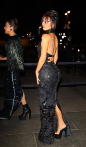 Kim Kardashian穿紧身长裙展露她那硕大的臀部
