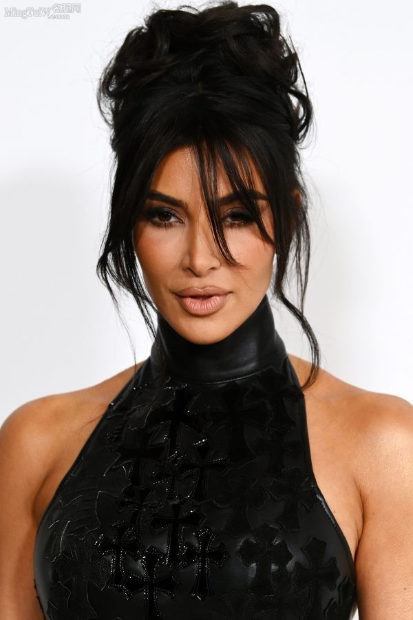 Kim Kardashian穿紧身长裙展露她那硕大的臀部(16/17)