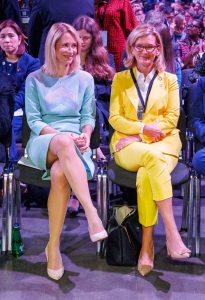 爱沙尼亚总理Kaja Kallas会议现场的肉丝袜腿