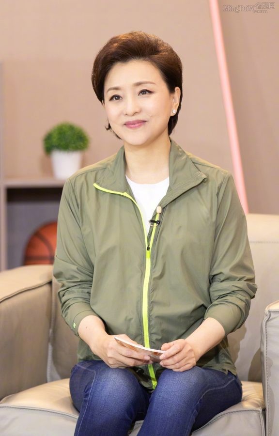 主持人杨澜少见的蓝色紧身牛仔裤(2/5)