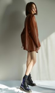 流行音乐女歌手刘惜君拥有一双纤细白皙的美腿