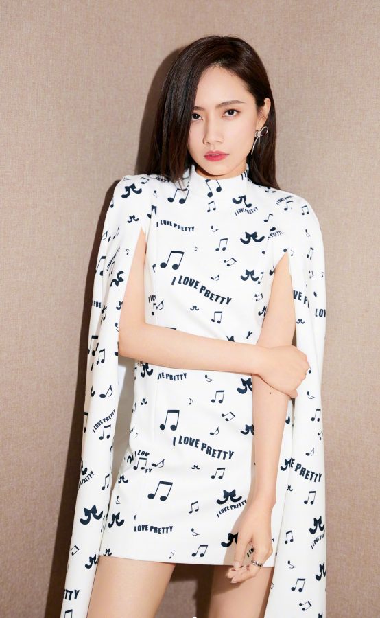 美女歌手刘惜君看秀自己白皙的美腿(2/5)