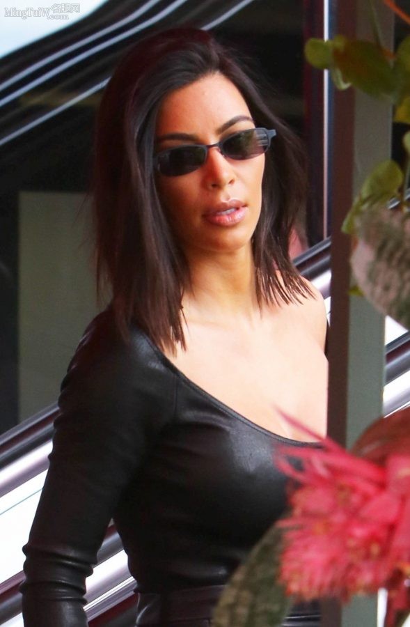 Kim Kardashian卡戴珊穿紧身黑色低胸装呼之欲出有凸点(35/60)