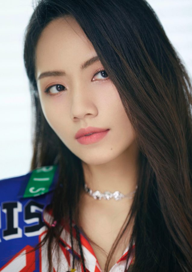 女歌手刘惜君穿斜开叉牛仔裙，大长腿穿细高跟魅力四射(5/7)