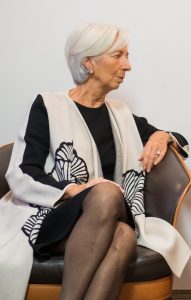 IMF总裁克里斯蒂娜·拉加德穿黑丝翘腿坐姿