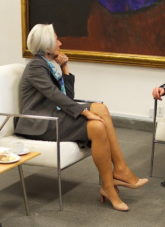 French Finance Minister Christine Lagarde's pantyhose and high heels(3/3)