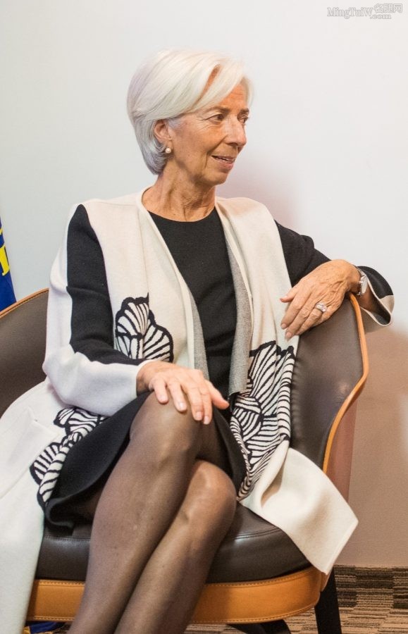 IMF总裁克里斯蒂娜·拉加德穿黑丝翘腿坐姿（第2张/共3张）