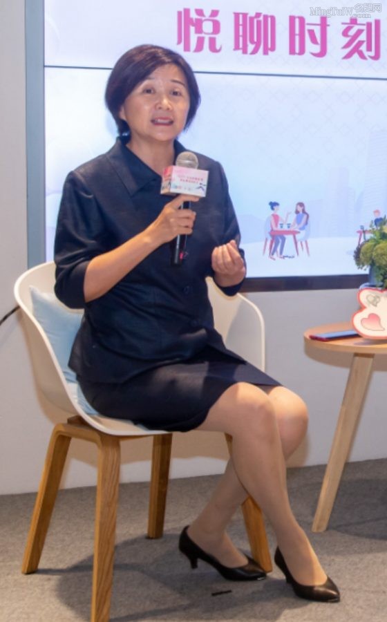 社会心理学博士黄菡穿套装丝袜出席活动(1/3)