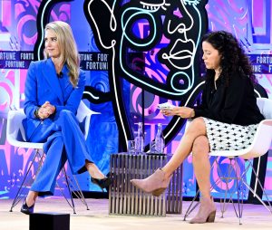 《财富》最具影响力女性峰会Jennifer Siebel Newsom(左)和女记者Michal Lev-Ram对话