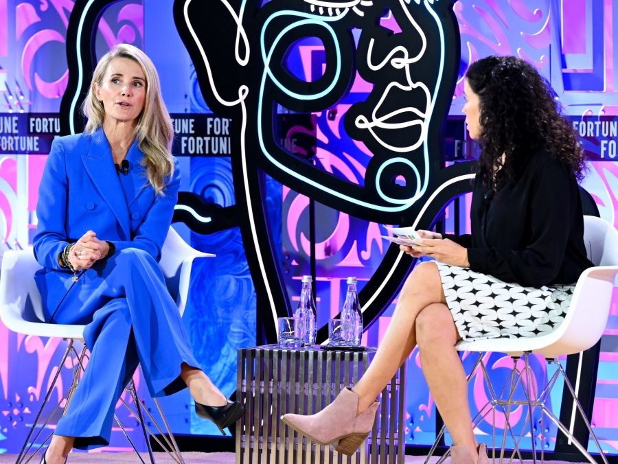 《财富》最具影响力女性峰会Jennifer Siebel Newsom(左)和女记者Michal Lev-Ram对话(10/17)