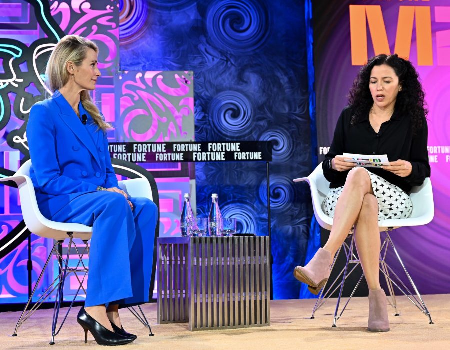 《财富》最具影响力女性峰会Jennifer Siebel Newsom(左)和女记者Michal Lev-Ram对话(11/17)