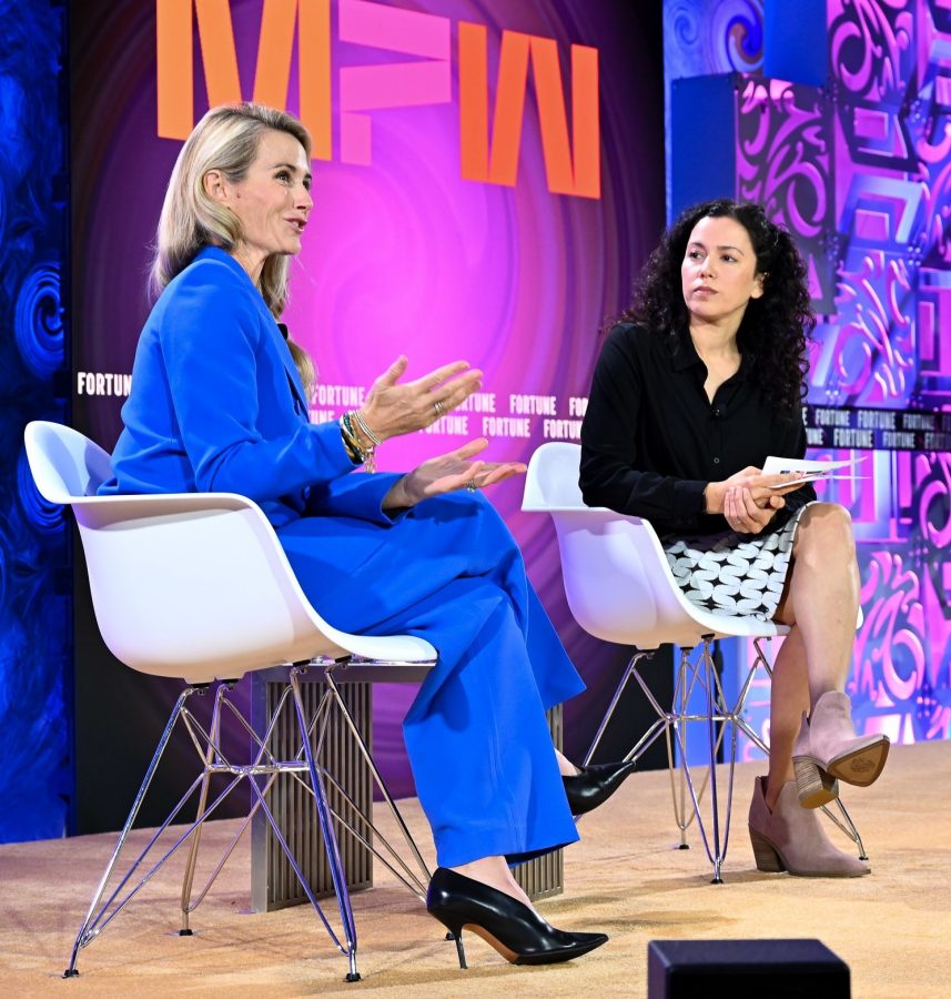 《财富》最具影响力女性峰会Jennifer Siebel Newsom(左)和女记者Michal Lev-Ram对话(15/17)