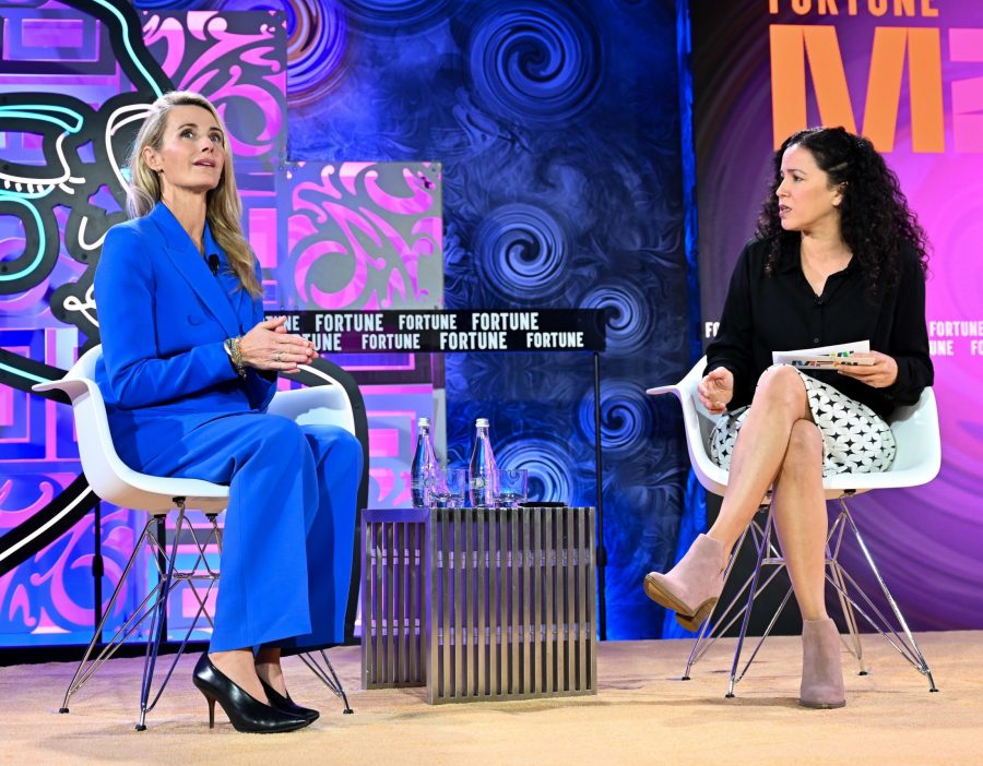 《财富》最具影响力女性峰会Jennifer Siebel Newsom(左)和女记者Michal Lev-Ram对话(17/17)