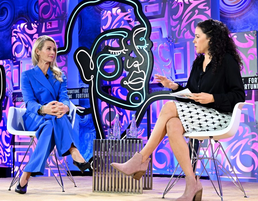 《财富》最具影响力女性峰会Jennifer Siebel Newsom(左)和女记者Michal Lev-Ram对话(2/17)