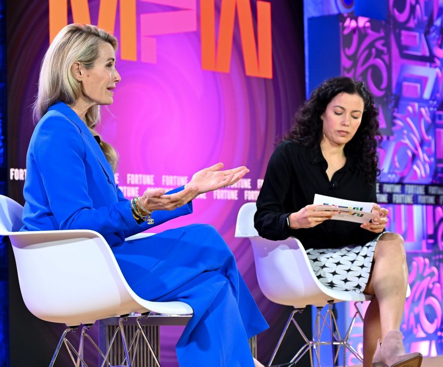《财富》最具影响力女性峰会Jennifer Siebel Newsom(左)和女记者Michal Lev-Ram对话(4/17)