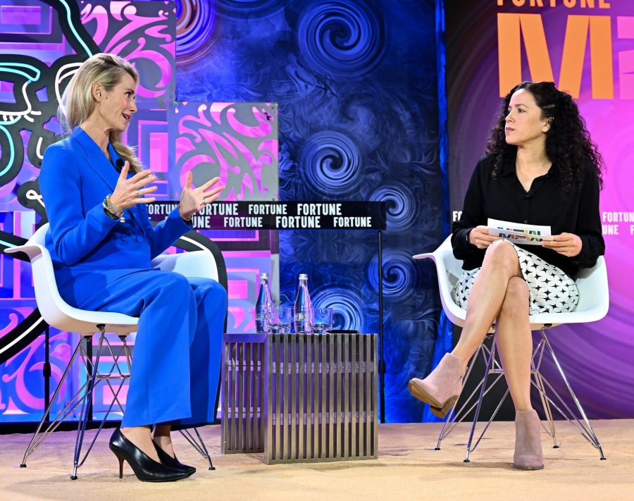 《财富》最具影响力女性峰会Jennifer Siebel Newsom(左)和女记者Michal Lev-Ram对话(8/17)