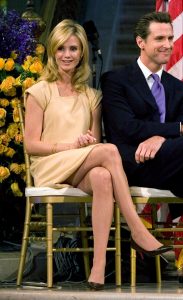 美国加州州长夫人Jennifer Siebel Newsom脚穿高跟翘二郎腿坐姿