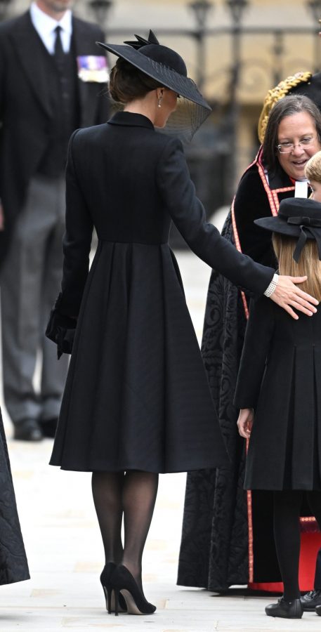 英国王妃Kate Middleton腿穿黑丝配细高跟优雅高贵出席活动(2/2)