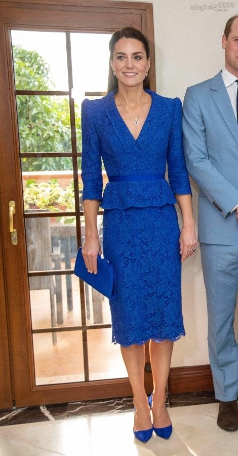 Kate Middleton穿蓝裙踩Emmy London蓝色细高跟腿部线条优美（第10张/共16张）