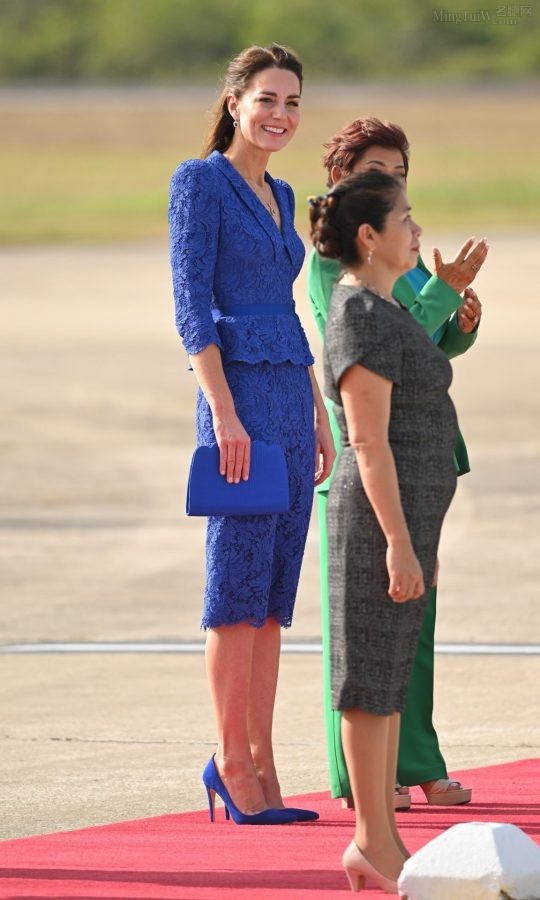 Kate Middleton穿蓝裙踩Emmy London蓝色细高跟腿部线条优美(11/16)