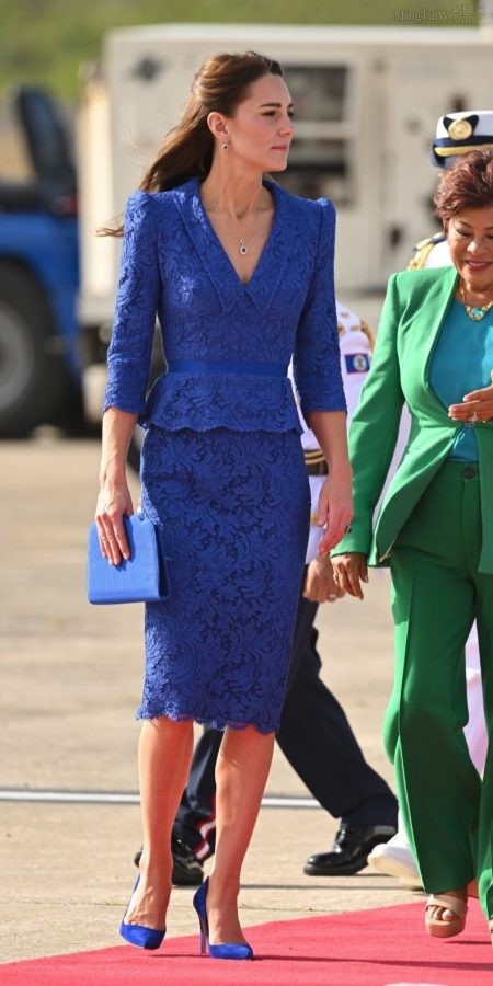 Kate Middleton穿蓝裙踩Emmy London蓝色细高跟腿部线条优美（第12张/共16张）